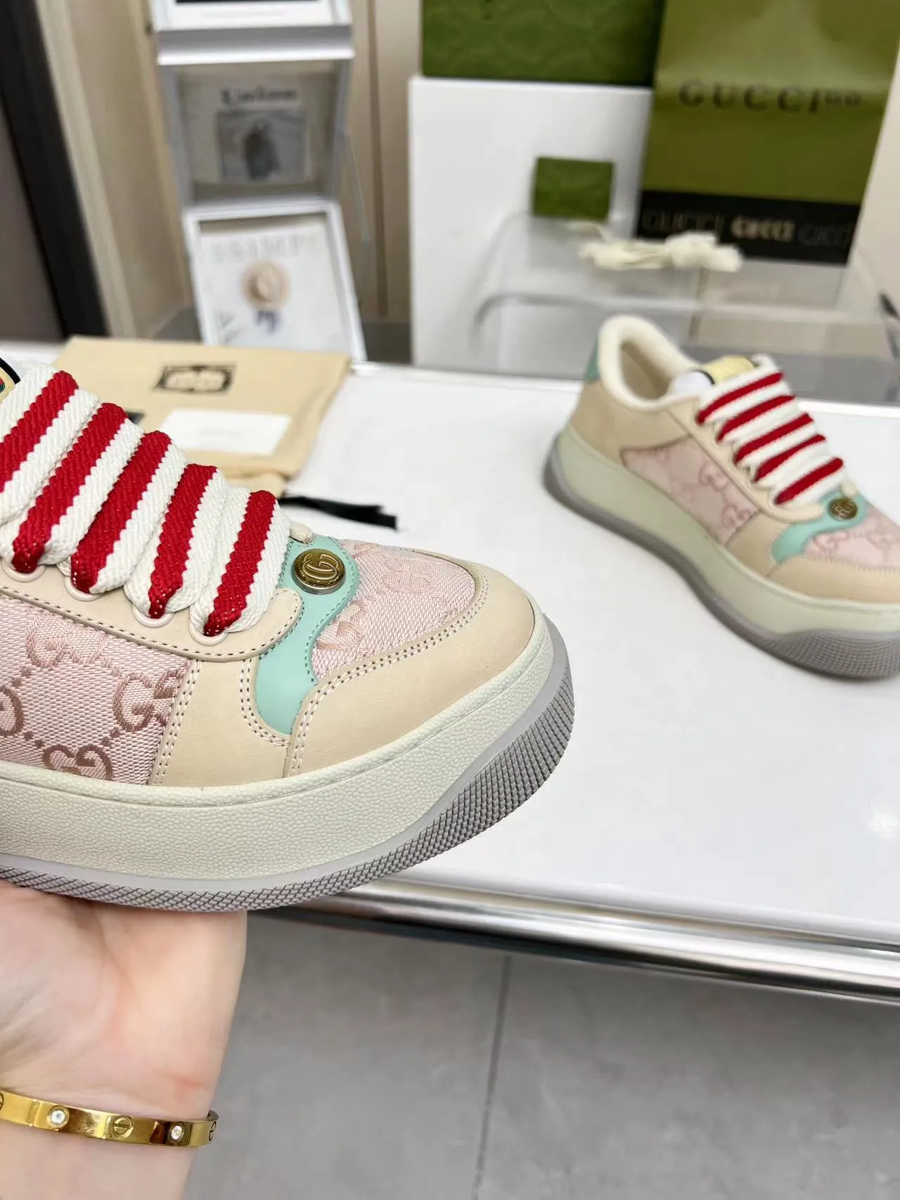 👟👟Ex-factory price 520👟👟 Women's Shoes Factory Gucci New Screener Series Couple's Style Chubby Bread Shoes Small Dirty Shoes Fatty Double G Casual Sneakers Original Purchase Development Original Purchase Develop The Screener series of sneakers are inspired by the classic sneakers of the 1970s and are named after the defensive moves in sports. They are decorated with striped webbing on the sides and embellished with retro Gucci logos. These sneakers are made of GG canvas. Purple leather details add depth to the piece with sharp contrast, and the details are fuller. Exquisite packaging at the delivery counter Fabric: Original imported cowhide + double G fabric Lining: Original customized breathable towel velvet Sole: Original molded T👟👟 Factory price U outsole Sole thickness: 6CM Size: Women's 35-40 / Men's 39-45